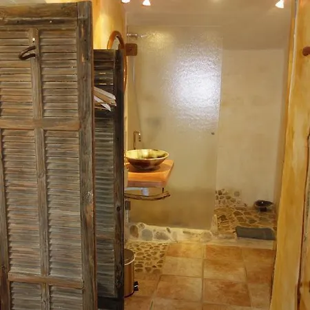 Le Clos Des Collines Bed & Breakfast